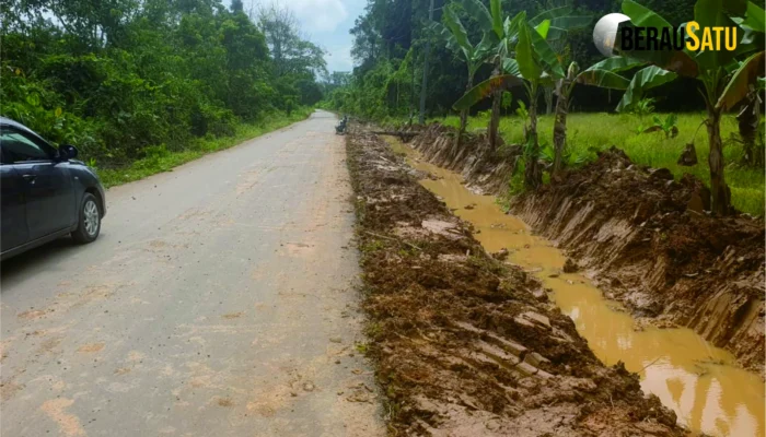 Proyek Saluran Irigasi Dan Normalisasi Kawasan Kampung Tasuk Diduga Ada Kejanggalan